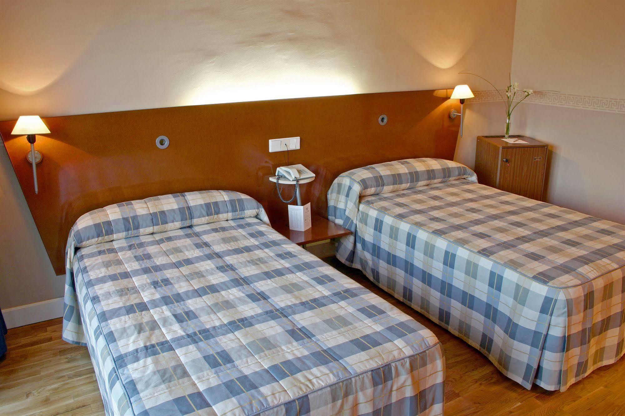 Hotel Azar Plasencia Ngoại thất bức ảnh