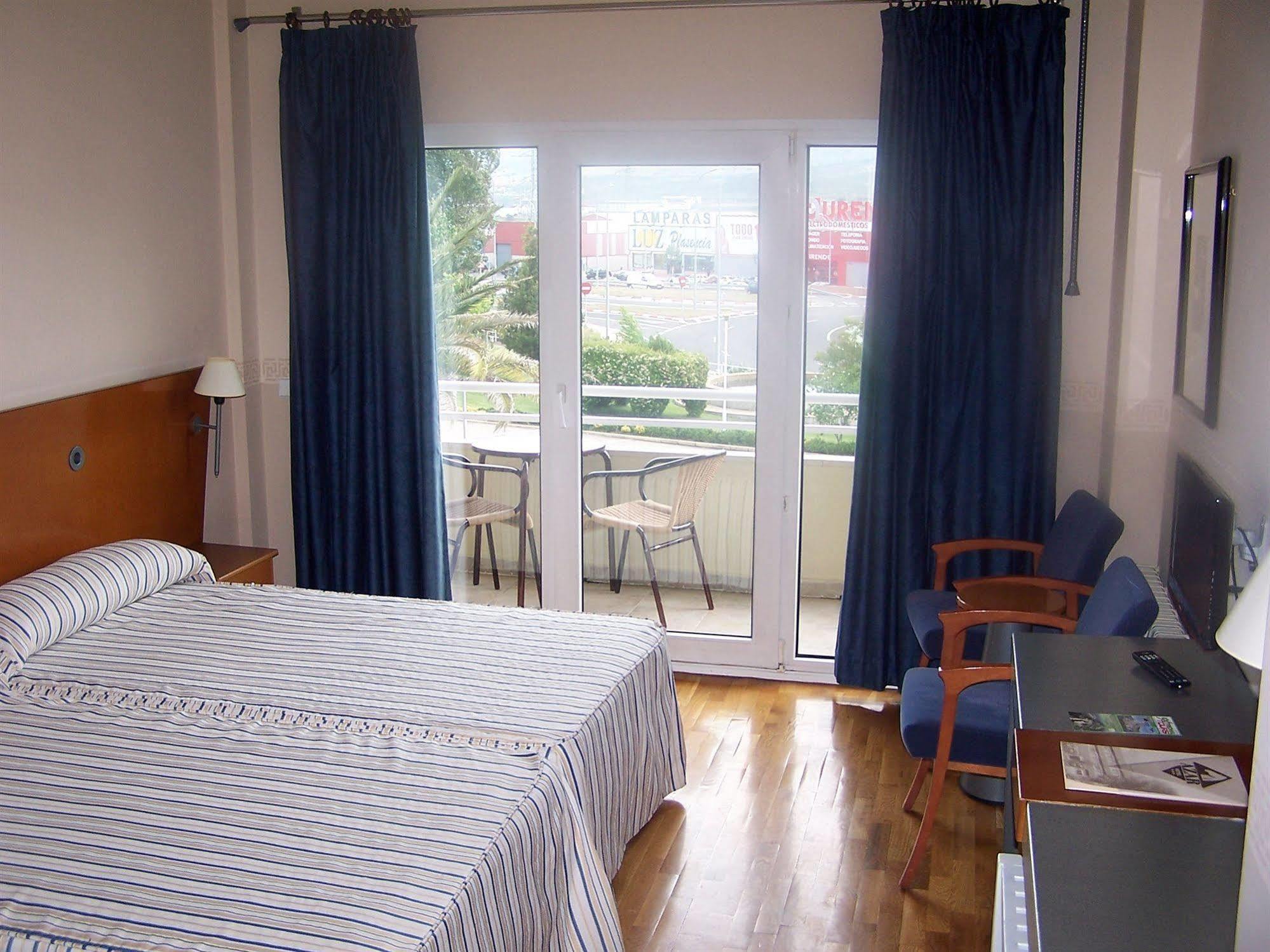 Hotel Azar Plasencia Ngoại thất bức ảnh
